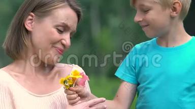 <strong>孩子</strong>把田野的鲜花<strong>送</strong>给妈妈，甜蜜的惊喜，公园里的幸福家庭